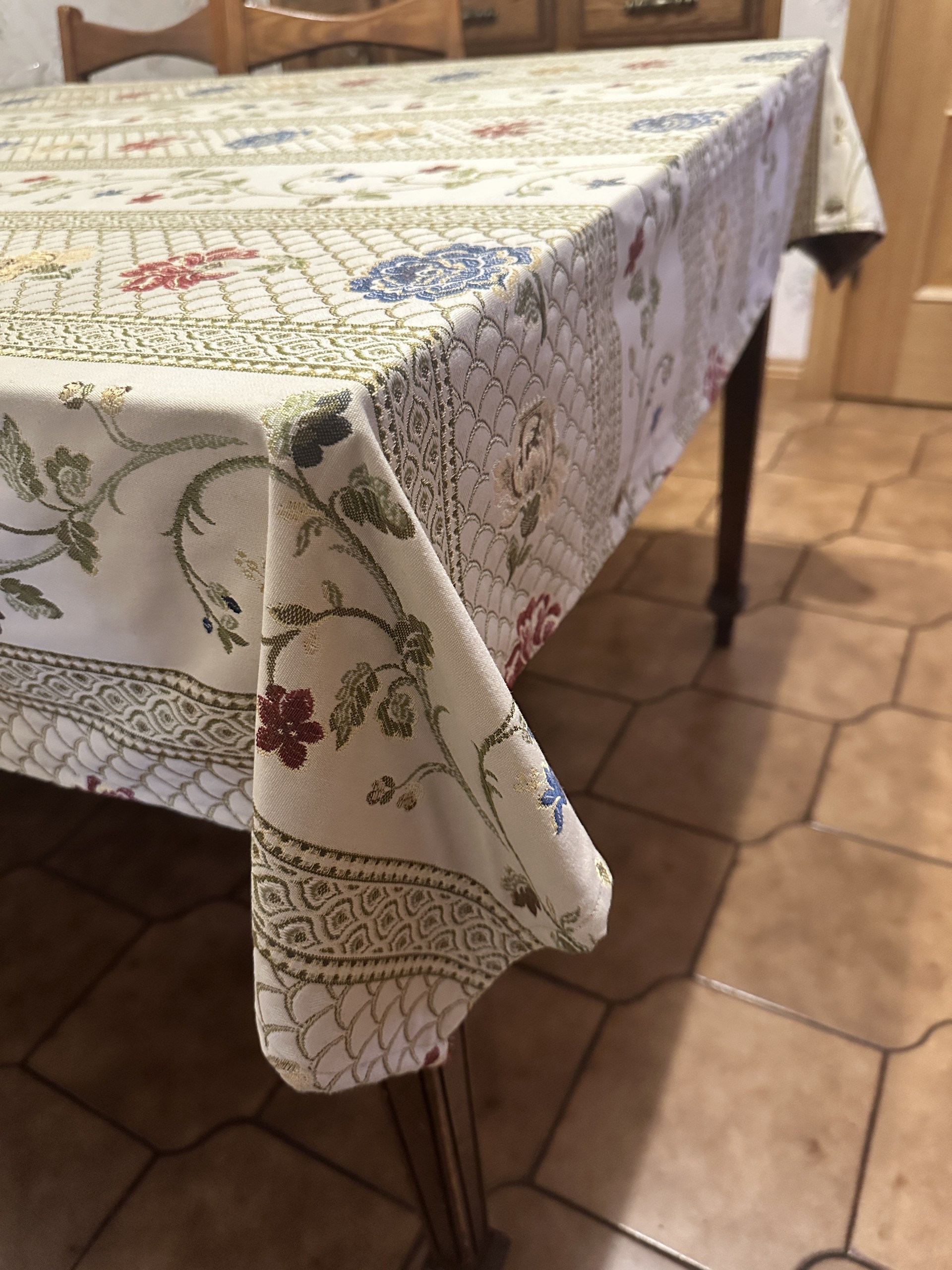 Tablecloth With Standard Hem